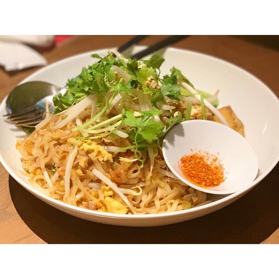 中田奈沙さんのインスタグラム写真 - (中田奈沙Instagram)「Spicy Thai food dinner🇹🇭🌶 @longraintokyo の 夏季限定の激辛メニュー❤️ 暑い時に、辛い物を食べて さらに暑く熱くなる🤩 * #奈沙ログ #奈沙ログin恵比寿 * ⬅︎swipe⬅︎ ①スパイシートムヤムココヌードル 変態級の激辛好きの私は余裕ですが笑、 なかなか辛くて美味しい！！ たっぷりの海老や具材、麺が 濃厚な辛いココナッツスープとよく絡み、 激辛好きにはたまらない味。 ②鶏一羽 スパイシーガイヤーン 低温調理でじっくり熱を通した鶏肉は しっとり柔らかい。 唐辛子のソースがわりと辛めなので たっぷりつけると辛さで食欲増進 。 ③パッキーマオ イカ エビ 激辛メニューのなかではマイルドな 箸休めメニュー。 コメの麺がもちもちちゅるちゅるで さっぱりと食べれる一品。 ④パッタイ 辛くないメニューも。笑 ⑤キウイバナナアイス * 《Longrain》は 恵比寿ガーデンプレイスの39Fにあり 景色も雰囲気もとっても素敵💓 今回は激辛メニューを中心に 食べましたが、次回は違うものも 気になるので食べてみたい🤤 * * #longrain #longraintokyo #ebisu #ebisugardenplace #tokyo #japan #superhot #spicy #thaifood #foodie #foodstagram #foodporn #foodpic #instafood #foodgasm #gourmet #ロングレイン #恵比寿 #タイ料理 #恵比寿ガーデンプレイス #激辛 #激辛部 #夏季限定 #激ウマ #飯テロ #グルメ #辛い」8月9日 19時14分 - nasa_nakada