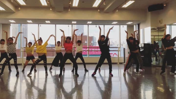 のインスタグラム：「noa kids class ♫music♫ #namieamuro #tryme 🔥dancer🔥 all primary school student‼️ 全員小学生❤️ 昔はこの人のバックダンサーになりたいっていうアーティストたくさん居たはずだけど若い子達に誰のバックダンサーやりたい？って聞いても誰でもっていう子がほぼでなんだか寂しいな。あたいにはどうしようもできないけどさぁ。。明確なものに突っ走るってかなり大事だから。  #choreographer #avecoo #安室奈美恵 #dancer #jazzfunk #tokyo #japan」