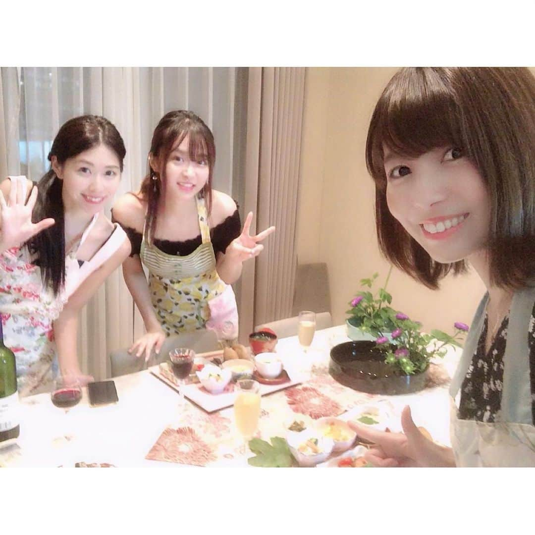 鈴木優梨さんのインスタグラム写真 - (鈴木優梨Instagram)「👩🏻‍🍳❁⃘*.ﾟ きなってぃのお料理教室に行ってきたよ🌟 方言彼女。2で一緒だったきなってぃ(*´`) 料理研究家として活躍中🥰✨ ・ ・ 今回は和食でオーダー🌟 ✩鮭の南蛮漬け ✩おいなりさん ✩キャベツの白味噌煮込み ✩あさりのお味噌汁 ✩長芋ときゅうりの梅あえ ✩茶碗蒸し ✩グルテンフリーのチーズケーキ ・ ・ 彩も鮮やかで見た目も味も良かった💖 ・ きなってぃお花もやってて 食卓にあるお花はきなってぃが 生けたものなんだよ🥺 ・ 勉強熱心なきなつ先生のお料理教室 また行きたいなー💖 ・ ・ 誘ってくれたるいたそがレッスン中に 大さじ3杯を大さじ3歳って言ってたのが 地味にツボってほんとに楽しかった🤣💖 ・ #料理教室 #料理研究家倉岡生夏 #武田るい #鈴木優梨 #和食レッスン #和食 #茶碗蒸し #おいなりさん #鮭の南蛮漬け #生け花」8月9日 19時16分 - suzuki_yuuri