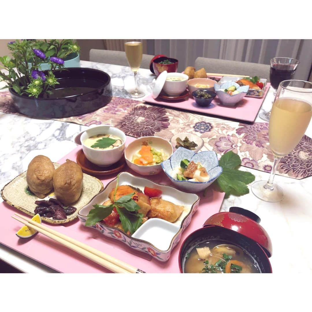 鈴木優梨さんのインスタグラム写真 - (鈴木優梨Instagram)「👩🏻‍🍳❁⃘*.ﾟ きなってぃのお料理教室に行ってきたよ🌟 方言彼女。2で一緒だったきなってぃ(*´`) 料理研究家として活躍中🥰✨ ・ ・ 今回は和食でオーダー🌟 ✩鮭の南蛮漬け ✩おいなりさん ✩キャベツの白味噌煮込み ✩あさりのお味噌汁 ✩長芋ときゅうりの梅あえ ✩茶碗蒸し ✩グルテンフリーのチーズケーキ ・ ・ 彩も鮮やかで見た目も味も良かった💖 ・ きなってぃお花もやってて 食卓にあるお花はきなってぃが 生けたものなんだよ🥺 ・ 勉強熱心なきなつ先生のお料理教室 また行きたいなー💖 ・ ・ 誘ってくれたるいたそがレッスン中に 大さじ3杯を大さじ3歳って言ってたのが 地味にツボってほんとに楽しかった🤣💖 ・ #料理教室 #料理研究家倉岡生夏 #武田るい #鈴木優梨 #和食レッスン #和食 #茶碗蒸し #おいなりさん #鮭の南蛮漬け #生け花」8月9日 19時16分 - suzuki_yuuri