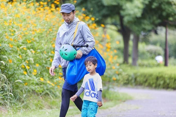 striderjapanさんのインスタグラム写真 - (striderjapanInstagram)「太陽サンサン！！真夏の日差しがまぶしいこの季節。﻿ 明日から夏休みのパパママは、旅行や帰省の準備真っ最中ではないでしょうか？﻿ ﻿ そんな時には、ぜひストライダーも連れて行ってあげてください！﻿ 実家に帰省するという方は尚更！おじいちゃんおばあちゃんに﻿ ストライダーに乗る姿を見せてあげたらとっても喜んでくれますよ!(^^)!﻿ ﻿ さて、そんな旅行や帰省といえば移動がつきものですが、﻿ このとき便利なのがストライダーキャリーバック(^^♪﻿ ﻿ 遊び終わって少し汚れてしまってもバックに収納することで、洋服や車の中、﻿ 新幹線の移動なんかでも汚すことなく楽ちんに運べて便利です(^^)/﻿ ﻿ 詳しくはすとらぼで！！﻿ ﻿ ぜひ、ストライダーにいろんな景色をみせてあげてくださいね☆﻿ ﻿ 他にも、アドベンチャーゾーンは全国各地で開催！﻿ みなさんのお家やお出かけ先でも行っているかも！！﻿ ADVENTURE ZONE情報にてご確認ください﻿ ﻿ 素敵な夏休みを！！﻿ ﻿ #strider﻿ #ストライダー﻿ #夏だ冒険だ﻿ #夏休み﻿ #ストライダーキッズ﻿ #14x﻿ #ストライダー14x﻿ #1歳半﻿ #2歳﻿ #もうすぐ2歳﻿ #3歳﻿ #4歳﻿ #5歳﻿ #6歳﻿ #1歳だってストライダー」8月9日 19時20分 - striderjapan