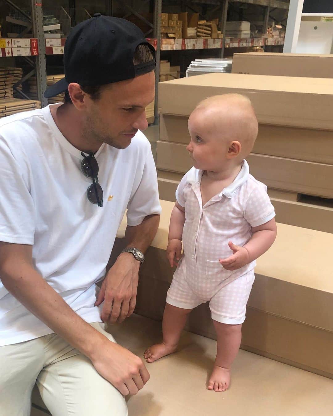 アルビン・エクダルのインスタグラム：「Discussing what furniture she wants at Ikea 🥰」