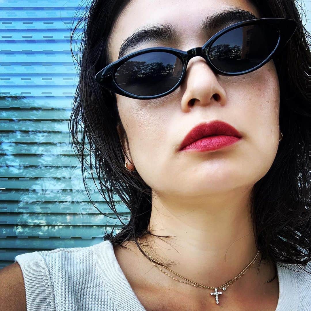 藤倉幸子のインスタグラム：「実は言うとイメチェンしました。  ずっと重ためボブでパーマでハイライトとローライトで明るめだったカラーも暗くしてパーマと伸びたままの長さを活かしてマッシュウルフにしてもらったよ！ ずっと伸ばしていた？伸びた前髪もセットしやすいようにしてもらったよ😆  タオルドライにドライヤーを根元だけ乾かしてオイル付けたら完成！  まぢで楽！  髪も軽くなったし最高！」