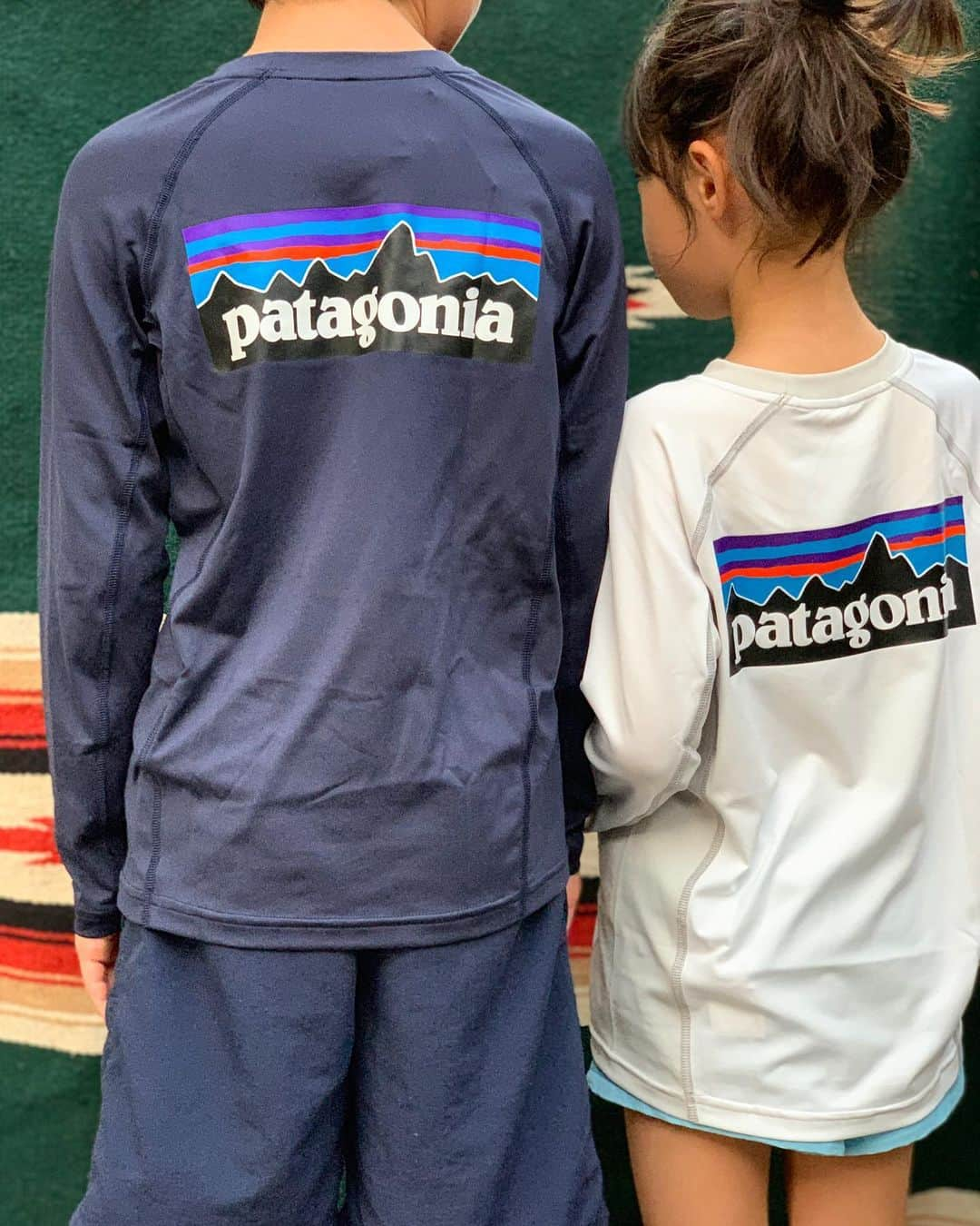 SUNDAY MOUNTAINさんのインスタグラム写真 - (SUNDAY MOUNTAINInstagram)「* 【 patagonia ボーイズ ラッシュガード 入荷！】 * これだけ暑いと 海や川などの水遊びが楽しい季節！  紫外線から大切な家族を守ってくれるラッシュガードが 数点ですが 入荷しました♪  体をしっかりとカバーする軽量なトップが肌を日差しから守ります。  UPF（紫外線防止指数）50+のUVプロテクションを提供 ポリジン永続的防臭加工済み。  脱ぎ着しやすいリブニットの襟ぐり 袖につながる両脇のパネルが肌の擦れも防止。  その他、水遊びが快適に過ごせる ショーツ等も◎ お気軽にスタッフにお声かけ下さい♪ * * ■ブランド名：patagonia ■商品名：ボーイズ L/S SW ラッシュガード ■商品型番：66316 ■カラー：PONN,WTGY ■サイズ： XS：(日本サイズ120cm相当) S：(日本サイズ130cm相当) M：(日本サイズ140cm相当)  明日からは SALEも開催しております♪  ご来店 スタッフ一同心より お待ちしております^_^ * * * ■ THE GATE by SUNDAY MOUNTAIN 営業時間 11:00〜19:00 (水曜定休) 福井県福井市定正町1216 TEL 0776-97-8848 * * ■ オンラインショップ http://campanela.jp/webshop.html （ 公式・楽天・Yahoo!・Amazon・Wowma! ) * * #THEGATEbySUNDAYMOUNTAIN #sundaymountain #サンデーマウンテン #人気アイテム #アウトドア #キャンプ #パタゴニア #ノースフェイス #アークテリクス #チャムス #ヘリーハンセン  #バギーズショーツ #パタゴニアボーイズ #andwander #Patagonia #ラッシュガード #海 #夏コーデ #outdoor #キッズ」8月9日 19時25分 - sundaymountain