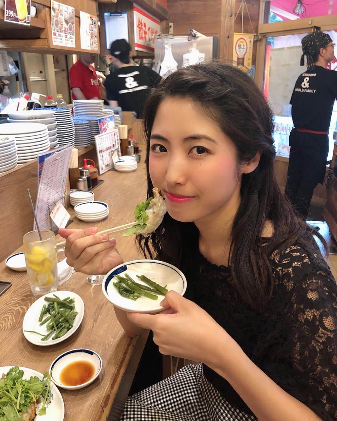 小谷津友里さんのインスタグラム写真 - (小谷津友里Instagram)「仕事終わった～！！！﻿ 連休だ～！！！﻿ 夏休みだーーーー！！！！！！﻿ 🐟🐬🐳🏄🏊🍍🌴🌻☀️🐚👙🍧🍦⛵️🍉﻿ ﻿ ﻿ ﻿ とゆーことで﻿ 先輩と乾杯してきた(꜆ ˙-˙ )꜆♡﻿ ﻿ ﻿ レモンサワー🍋﻿ with﻿ 餃子﻿ ﻿ ﻿ 🍻🥟🍻🍺﻿ くぅ～🧡🧡🧡🧡 しあわせ！ ﻿ ﻿ #餃子#レモンサワー#乾杯#gyoza #こやゆりフード  #仕事帰り #明日から夏休み #最高 #夏だ」8月9日 19時30分 - yurikoyatsu