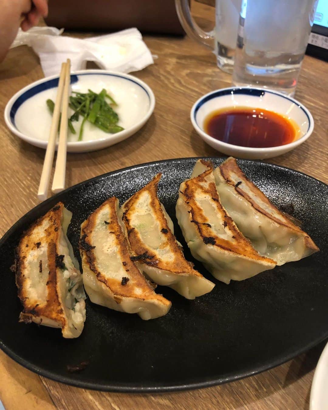 小谷津友里さんのインスタグラム写真 - (小谷津友里Instagram)「仕事終わった～！！！﻿ 連休だ～！！！﻿ 夏休みだーーーー！！！！！！﻿ 🐟🐬🐳🏄🏊🍍🌴🌻☀️🐚👙🍧🍦⛵️🍉﻿ ﻿ ﻿ ﻿ とゆーことで﻿ 先輩と乾杯してきた(꜆ ˙-˙ )꜆♡﻿ ﻿ ﻿ レモンサワー🍋﻿ with﻿ 餃子﻿ ﻿ ﻿ 🍻🥟🍻🍺﻿ くぅ～🧡🧡🧡🧡 しあわせ！ ﻿ ﻿ #餃子#レモンサワー#乾杯#gyoza #こやゆりフード  #仕事帰り #明日から夏休み #最高 #夏だ」8月9日 19時30分 - yurikoyatsu