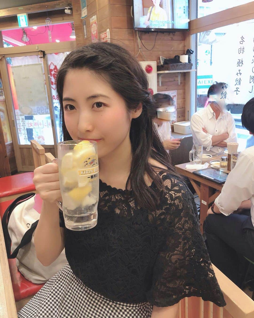 小谷津友里さんのインスタグラム写真 - (小谷津友里Instagram)「仕事終わった～！！！﻿ 連休だ～！！！﻿ 夏休みだーーーー！！！！！！﻿ 🐟🐬🐳🏄🏊🍍🌴🌻☀️🐚👙🍧🍦⛵️🍉﻿ ﻿ ﻿ ﻿ とゆーことで﻿ 先輩と乾杯してきた(꜆ ˙-˙ )꜆♡﻿ ﻿ ﻿ レモンサワー🍋﻿ with﻿ 餃子﻿ ﻿ ﻿ 🍻🥟🍻🍺﻿ くぅ～🧡🧡🧡🧡 しあわせ！ ﻿ ﻿ #餃子#レモンサワー#乾杯#gyoza #こやゆりフード  #仕事帰り #明日から夏休み #最高 #夏だ」8月9日 19時30分 - yurikoyatsu
