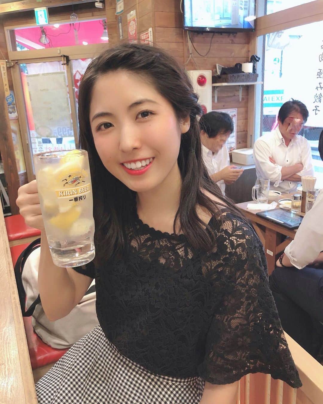 小谷津友里さんのインスタグラム写真 - (小谷津友里Instagram)「仕事終わった～！！！﻿ 連休だ～！！！﻿ 夏休みだーーーー！！！！！！﻿ 🐟🐬🐳🏄🏊🍍🌴🌻☀️🐚👙🍧🍦⛵️🍉﻿ ﻿ ﻿ ﻿ とゆーことで﻿ 先輩と乾杯してきた(꜆ ˙-˙ )꜆♡﻿ ﻿ ﻿ レモンサワー🍋﻿ with﻿ 餃子﻿ ﻿ ﻿ 🍻🥟🍻🍺﻿ くぅ～🧡🧡🧡🧡 しあわせ！ ﻿ ﻿ #餃子#レモンサワー#乾杯#gyoza #こやゆりフード  #仕事帰り #明日から夏休み #最高 #夏だ」8月9日 19時30分 - yurikoyatsu