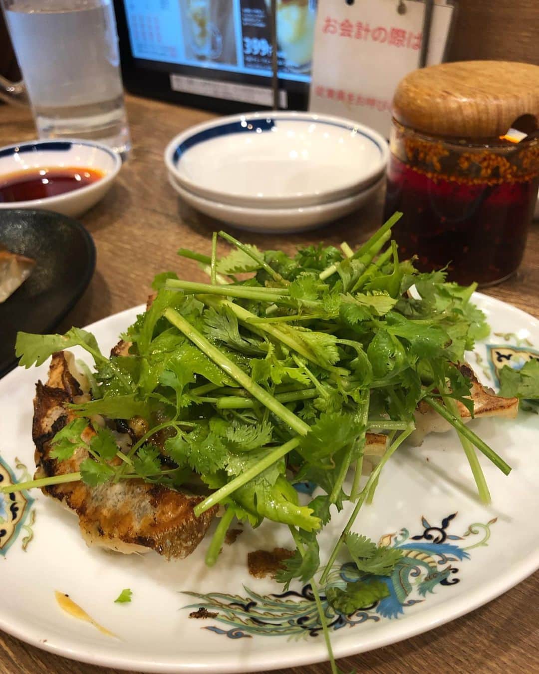 小谷津友里さんのインスタグラム写真 - (小谷津友里Instagram)「仕事終わった～！！！﻿ 連休だ～！！！﻿ 夏休みだーーーー！！！！！！﻿ 🐟🐬🐳🏄🏊🍍🌴🌻☀️🐚👙🍧🍦⛵️🍉﻿ ﻿ ﻿ ﻿ とゆーことで﻿ 先輩と乾杯してきた(꜆ ˙-˙ )꜆♡﻿ ﻿ ﻿ レモンサワー🍋﻿ with﻿ 餃子﻿ ﻿ ﻿ 🍻🥟🍻🍺﻿ くぅ～🧡🧡🧡🧡 しあわせ！ ﻿ ﻿ #餃子#レモンサワー#乾杯#gyoza #こやゆりフード  #仕事帰り #明日から夏休み #最高 #夏だ」8月9日 19時30分 - yurikoyatsu