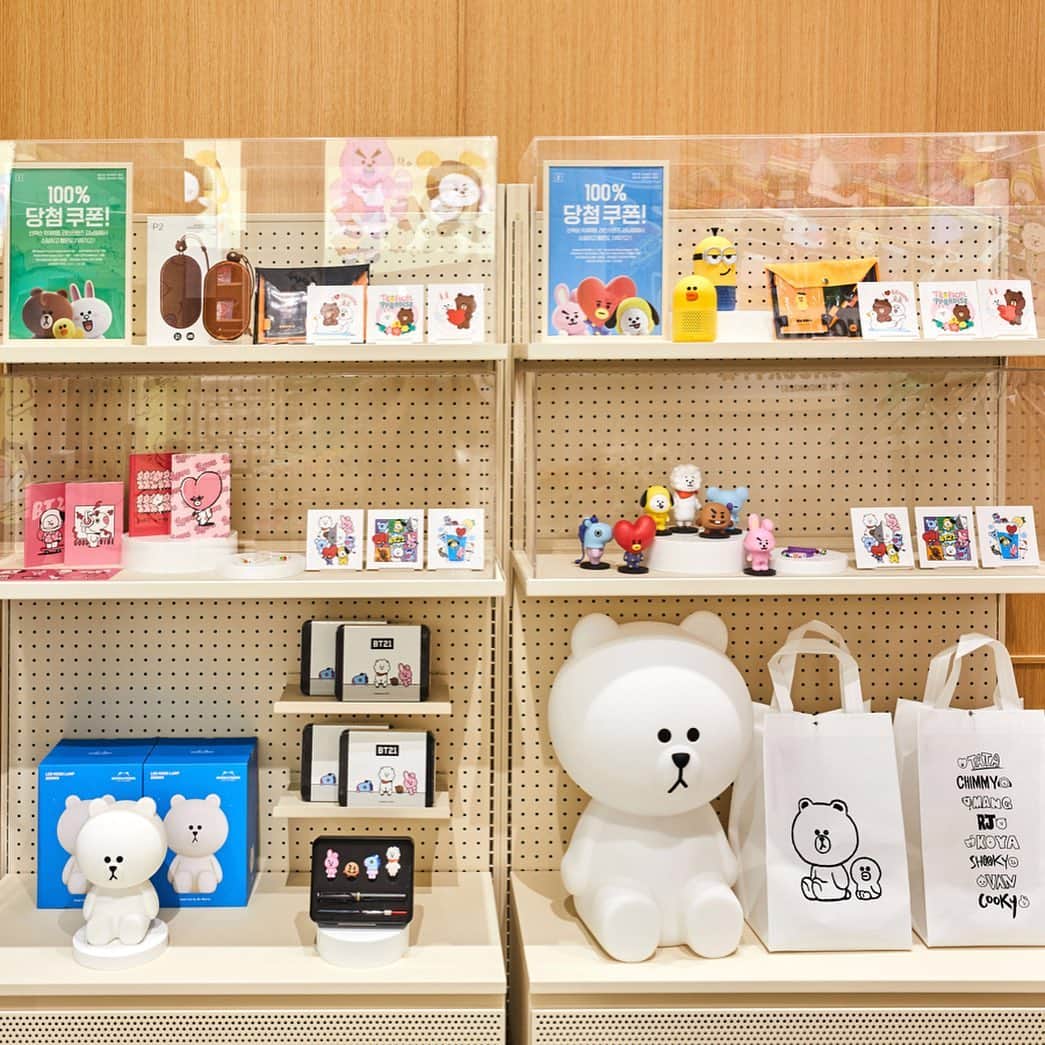 LINE FRIENDSさんのインスタグラム写真 - (LINE FRIENDSInstagram)「Everybody wins a prize! ✨  Visit #LINEFRIEDNSSTORE #Gangnam, Get 100% winning scratch off tickets! . <Grand Opening event!> 100% winning scratch off tickets for the first 10,000 purchasers!  Prizes include B&O P2 BROWN edition, Mr. Maria BROWN, BROWN mood lamp, BT21 Lamy pen set, BT21 figure set, etc.  FIND OUT MORE ❣Location -437 Gangnam-Daero, Seocho-Gu, Seoul ❣Store Hours- 10:30-22:30 ❣~August 31, 2019 (*Valid while supplies last) . *You can get tickets as many as you want until the end of event *One chance a day  #ScratchOff #Tickets #Gift #Prize #Firstcome #FirstServed #LINEFRIENDS」8月9日 19時26分 - linefriends