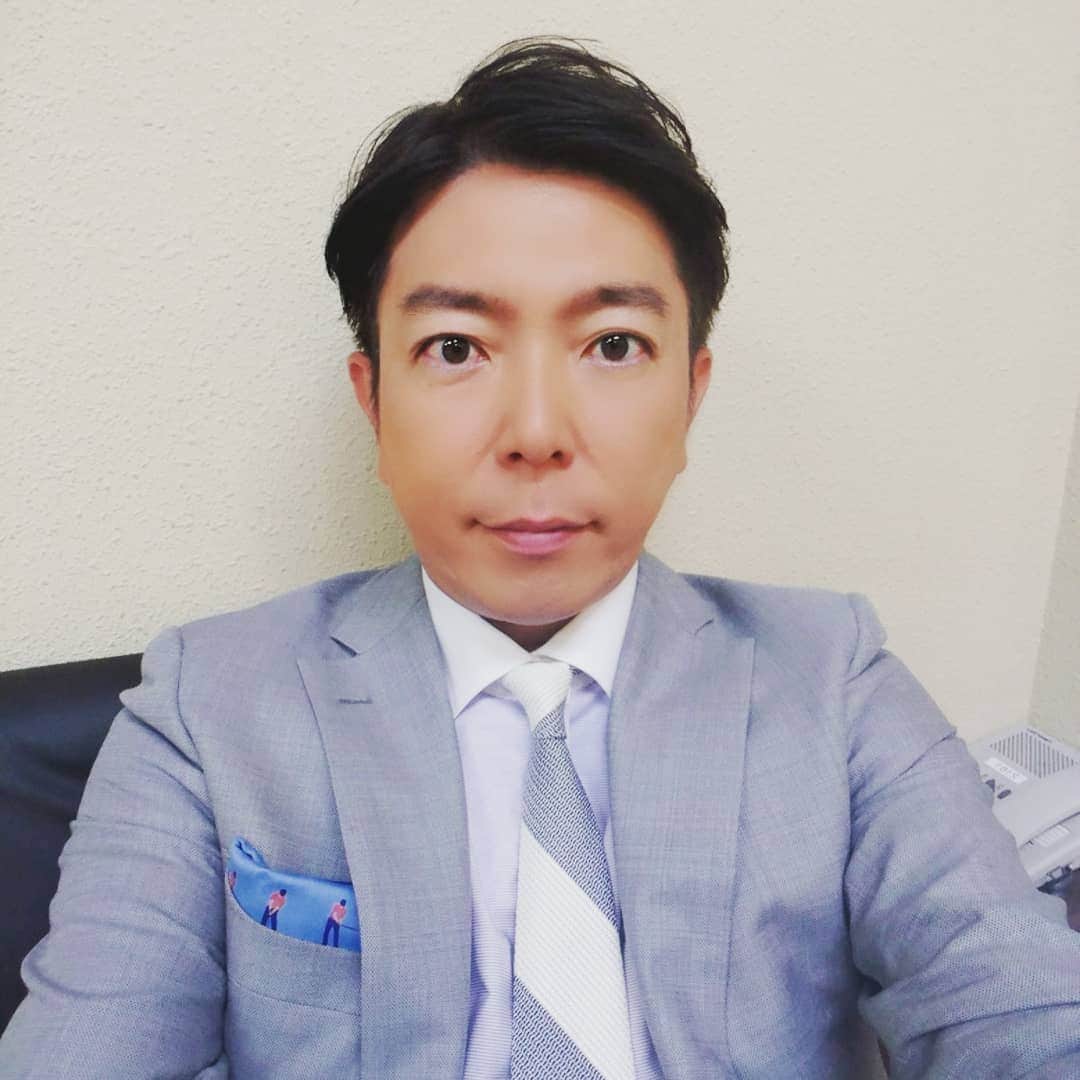 のインスタグラム：「きょうのスーツファッションのテーマは「涼しげ」。京都は38.2℃まで上がりましたが、ネクタイしてても暑苦しくないような色あわせにしてみました。 #suits #fashion  #kyoto  #kyobizx  #voga  #takeuchikoichi」