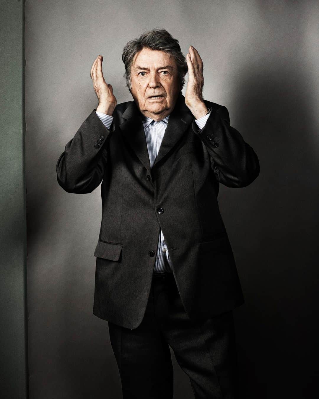 ルモンドさんのインスタグラム写真 - (ルモンドInstagram)「Il fut bien plus que la grande gueule que les chaînes de télévision adoraient inviter sur leurs plateaux pour stimuler les débats sur le cinéma ou la société. Il fut peut-être le plus inventif, le plus prolifique, le plus anarchiste des réalisateurs français. Il sauva, en son temps, l’honneur du cinéma comique populaire. Il fut l’unique et infatigable inventeur d’une sorte de série B nationale. Sa place dans l’histoire du cinéma a été singulière, à la fois au centre et dans les marges, sans que ces qualités ne soient chez lui contradictoires, mais bien au contraire cumulées, confondues. Ce fut un paradoxe vivant. Jean-Pierre Mocky est mort, jeudi 8 août, à l’âge de 86 ans, a annoncé sa famille. - Jean-Pierre Mocky, en 2010. Photo : Jerome Bonnet (@jjjbonnet) / Modds (@modds.photo) - #Cinema #JeanPierreMocky」8月9日 19時36分 - lemondefr