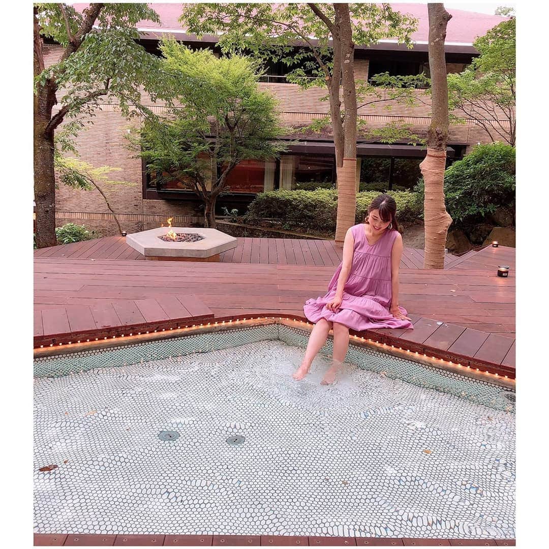 のインスタグラム：「8月11日にOPENする『箱根 ゆとわ』 に一足早く内覧会に行ってきました♨️ . 強羅駅から歩いてすぐの所にある高立地で、ウッドデッキのナカニワには、広い足湯があって、後ろでは焚き火炉があって、フリードリンクを飲みながらくつろぐ事が出来るの♪ . ラウンジもおしゃれで、お部屋も和モダンのお部屋やコンドミニアム棟など宿泊のスタイルによって決められるのも最適😊✨ . 自家源泉の温泉もとっても癒されるし、温泉好きには源泉ってとっても嬉しいよね💕 . 今度は、ゆっくり泊まってみたいな😃 . #箱根ゆとわ #hakoneyutowa #リノベーション #箱根 #強羅 #温泉女子 #焚火 #ハンモック #PR #hakone #旅館 #温泉 #hakoneyutowa #温泉好き #trip #travel」