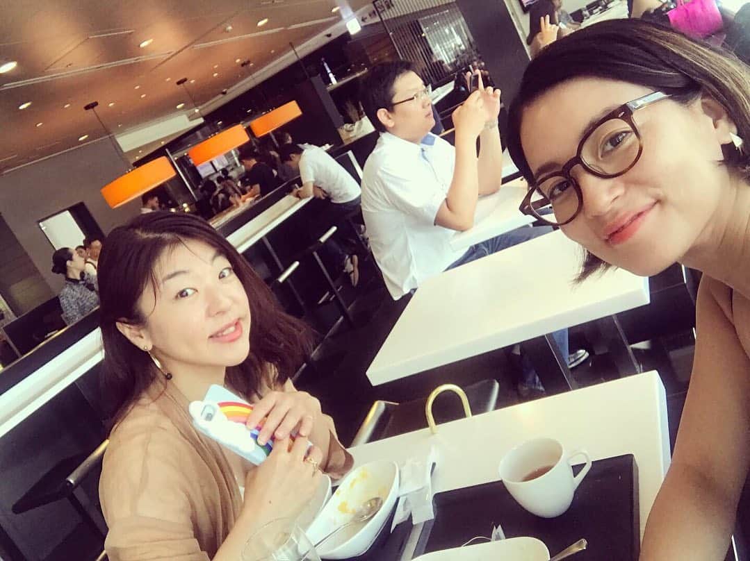 桃生亜希子のインスタグラム：「何故か消えちゃったから もう一度アップ。  初韓国。子供生まれて初の女子旅。  思った以上の美味しさを満喫しております🙏  こんなに美味しいと感じた国は 初めてかも。  こんなご時世で、韓国。と、思ったけれど 会う人みんなあったかくて実際に行って感じることが1番大事だなと改めて。」
