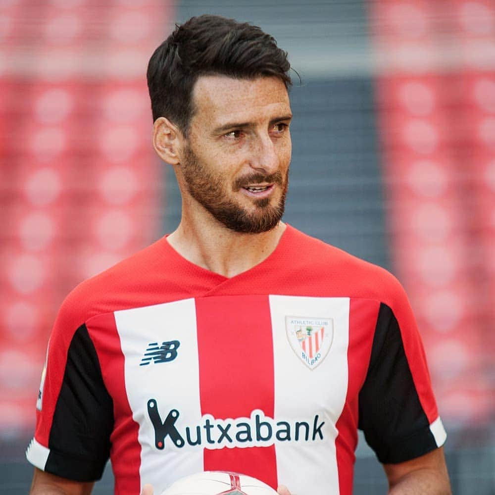 アスレティック・ビルバオさんのインスタグラム写真 - (アスレティック・ビルバオInstagram)「🔚 Aritz Aduriz colgará las botas en el #AthleticClub. La temporada 1️⃣9️⃣-2️⃣0️⃣ será la última en activo del delantero ⚽️ ⠀⠀⠀⠀⠀⠀⠀⠀⠀⠀⠀⠀⠀⠀⠀⠀⠀⠀ 🗣 “Hau izango da nire azken denboraldia. Saiatuko gara gauza polit batekin amaitzen“. ⠀⠀⠀⠀⠀⠀⠀⠀⠀ Oraindik asko duzu emateko! 💪  #AdurizGutarikoBat 🔴⚪🦁」8月9日 19時48分 - athleticclub