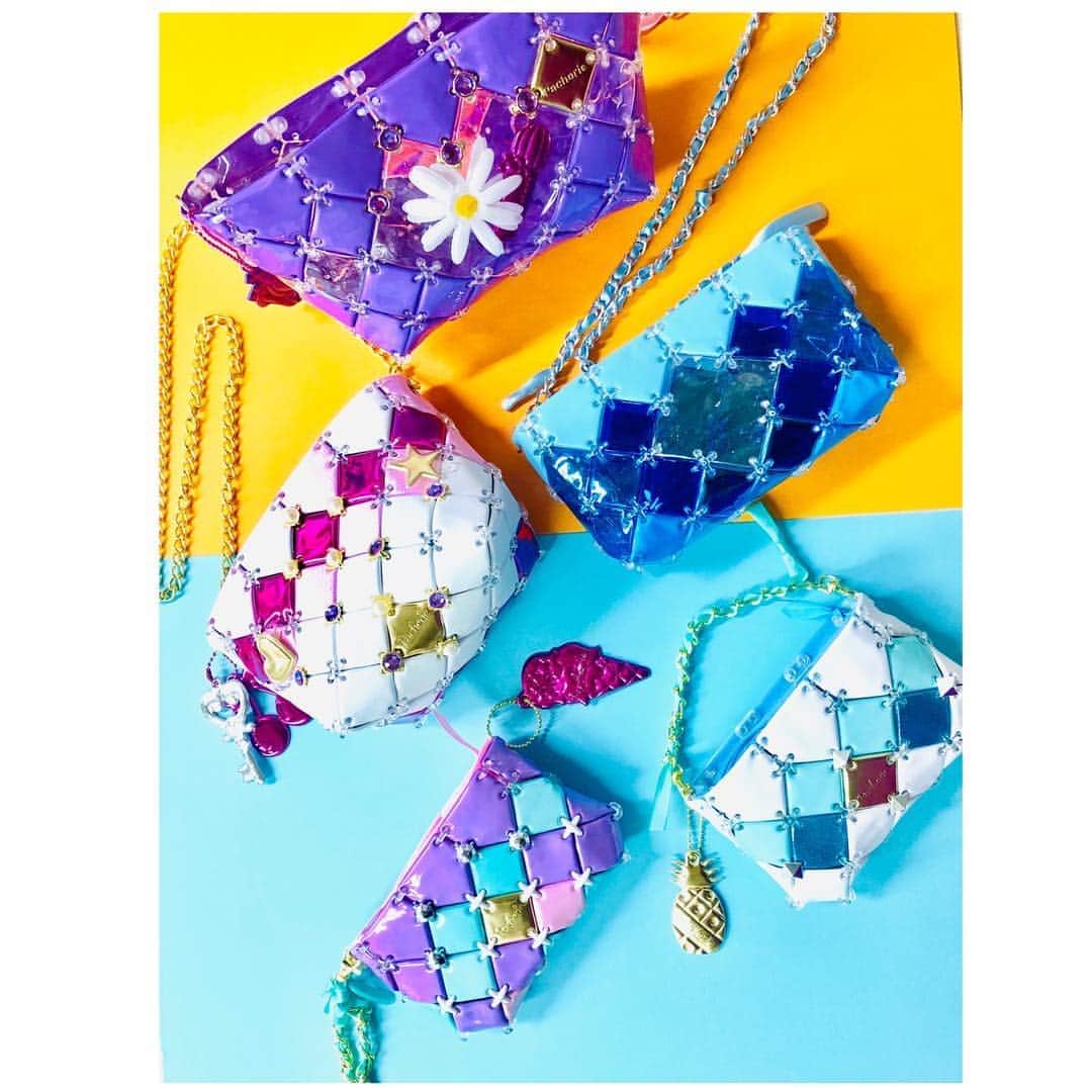 ニコ☆プチのインスタグラム：「💎💫💎💫💎 編集部みんなで #パチェリエ を作ってみたよ♡‼︎ 夏のおでかけにぴったりな ポーチとショルダーバッグができた~~🐬✨ . . きらきらでかわいい…🥰 #パチェリエ」