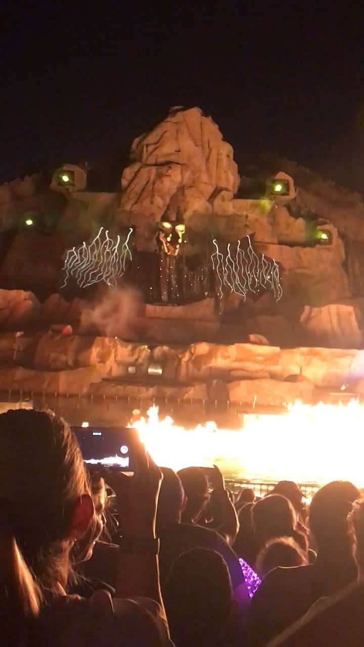 tiahy__のインスタグラム：「もうもうこの Fantasmic!は絶対に観たかったショー。Hollywood & Vine のディナーとショーのセットのプランで予約しました！最高の場所で、最高のFantasmic!!! 感動しっぱなしで、涙が溢れて止まりませんでした！ ショーが終わった直後のアメリカの皆さんの反応も、いつも本当に日本とはまた違った反応で、一体となって、ものすごく感動します！！ 長いけどぜひフルで観てほしい！東京ディズニーシーとは全然違ったショーです！ 最後に蒸気船ウィリーのMickeyが出てくるところは、本当に何度観ても感動！！ #wdw#hollywoodstudios#waltdisneyworld#fantasmic#disney#disneybaby#disneykids#disneyfamily」