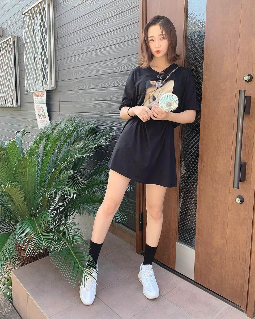 平井はんなさんのインスタグラム写真 - (平井はんなInstagram)「. 今日のお洋服☺︎ H&Mでねアリアナとコラボの お洋服が店舗限定で売ってて! あまりの可愛さに 昨日何着も買いに行ったのです💜 今日はその中の Tシャツワンピースと thank u nextソックスを 履きました✌🏻💗 いつもと違ってだいぶ スポーティーでストリートな1日でした❤︎ . #夏コーデ  #モノトーンコーデ  #H&M #thankunext  #いいね」8月9日 19時59分 - misoni_no_mama