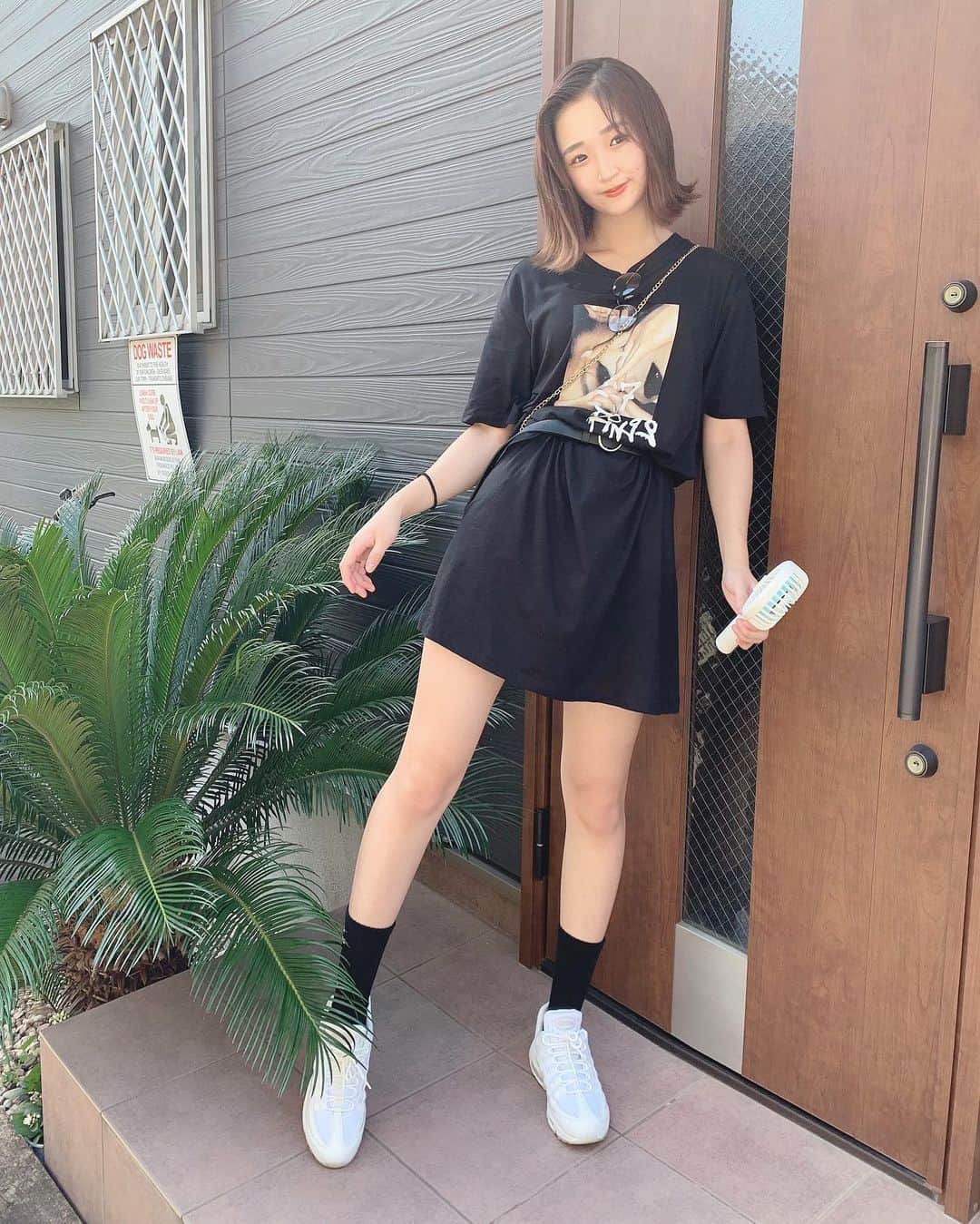 平井はんなのインスタグラム：「. 今日のお洋服☺︎ H&Mでねアリアナとコラボの お洋服が店舗限定で売ってて! あまりの可愛さに 昨日何着も買いに行ったのです💜 今日はその中の Tシャツワンピースと thank u nextソックスを 履きました✌🏻💗 いつもと違ってだいぶ スポーティーでストリートな1日でした❤︎ . #夏コーデ  #モノトーンコーデ  #H&M #thankunext  #いいね」
