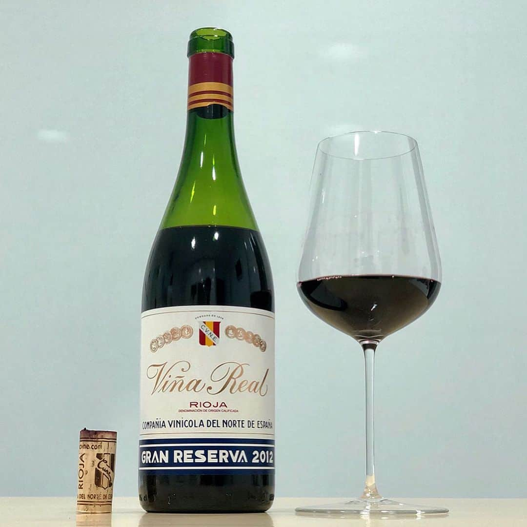 エンリケ・ソラ・クレメンテさんのインスタグラム写真 - (エンリケ・ソラ・クレメンテInstagram)「Viña Real Gran Reserva 2012. Freshness and elegance in each sip, a wine that grows after opening the bottle. I hope to enjoy your other great wines soon. Happy weekend wine lovers! @cvnevino @riojawine_es . ———— Viña Real Gran Reserva 2012. Frescura y elegancia en cada sorbo, un vino que va creciendo después de abrir la botella. Espero pronto disfrutar de sus otros grandes vinos. Feliz fin de semana! @cvnevino @richardbrendonstudio @jancisrobinson . • • • • • #vino #vin #vinho #вино #ワイン #紅酒 #wein #champagne #winelover #wineinfluencer #winetime #foodporn #food #winecellar #wineporn #instawine #winetasting #sommelier #foodandwine #champagnelover #tbt2019 #viñareal #cvne #cvnevino #granreserva #rioja #larioja #docarioja #jrxrb」8月9日 20時00分 - kike_sola