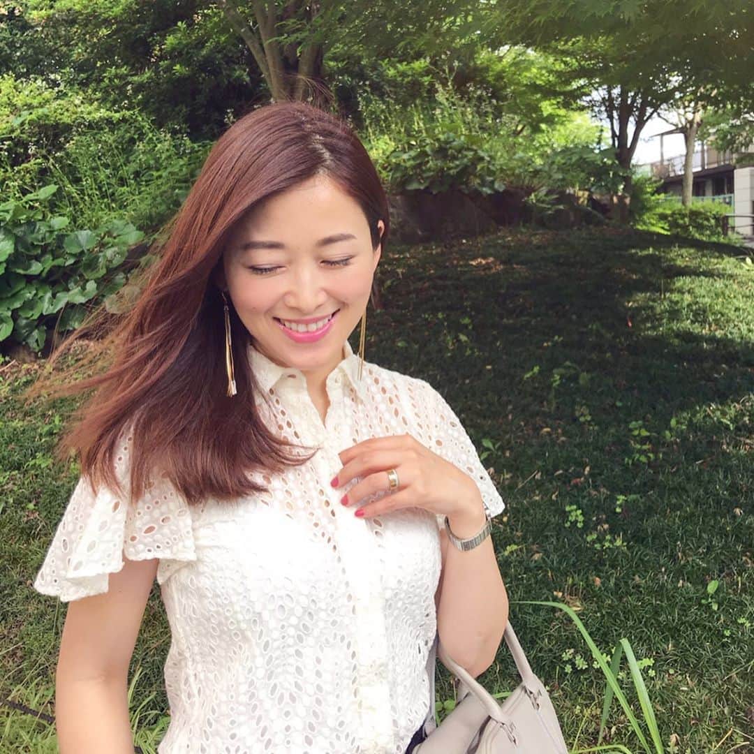 のインスタグラム：「. 湿気の多い季節… 汗をかいたりする事も多くて😅 . 香りの良いアイテムを開拓中です。 . 最近の香り系アイテムの１つが andandのシャンプー＆トリートメント。 . このシリーズは、 好きな香りを好みで  組み合わせられるのが良い所✨ . . 前まではこのシリーズの、 ◎シャンプー：「気ままに（ティーハーモニー）」 ◎トリートメント：「はしゃぐ(ヴィヴィッドフルーツ)」 . を使っていたのだけど最近は トリートメントを  スパイシームスクの香りの 「思いたつ」というものにチェンジ！ . . ⇩⇩⇩ . . ◎シャンプー：気ままに（ティーハーモニー） ◎トリートメント：思いたつ（スパイシームスク） . の組み合わせで使っています。 . . どちらか片方だけを変えられる、  っていうのも自由な気分で選べて◎！ . . 今なら好きな組み合わせの シャンプー＆トリートメントが当たる フォロー＆いいねキャンペーンをやっているそう。 . . @andand_official_jp  #andand #アンドアンド #コーデするシャントリ #9stories #andand_広告 .」
