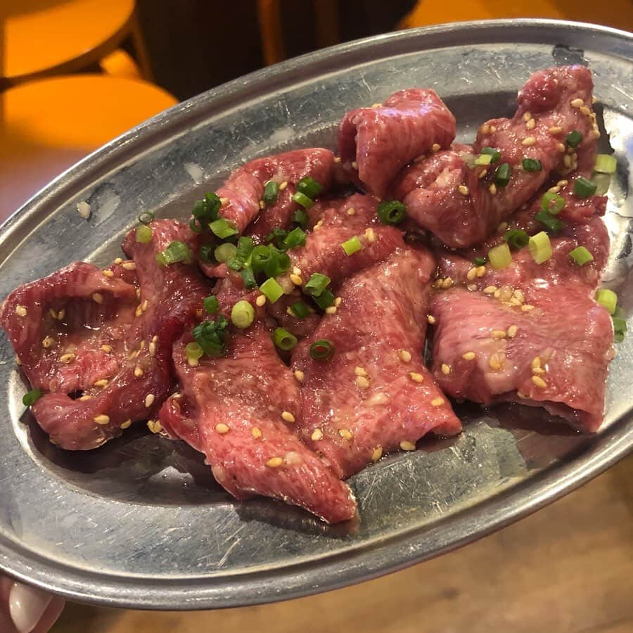 中谷あすみさんのインスタグラム写真 - (中谷あすみInstagram)「町田にある #焼肉ここから で #伝説盛り を食べました✨ タン、ロース、ハラミの塊肉🍖 美味しい♫ プールの後の焼肉は最高です！ #焼肉#町田#dinner#food#肉#肉好き#タンはネギ派#PR#満腹#ハラミ#ロース」8月9日 20時00分 - asumi_naa