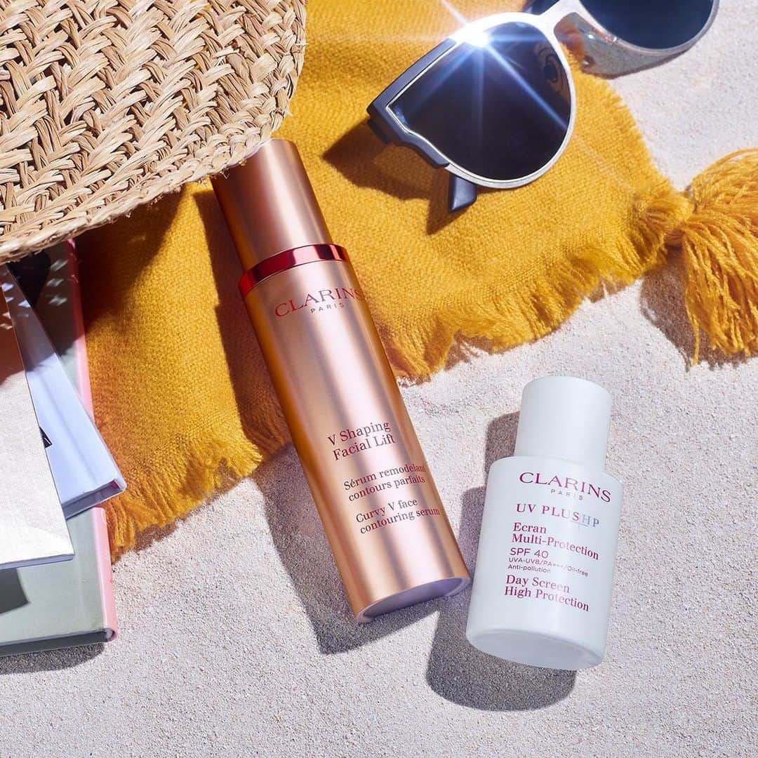 Clarins Italiaさんのインスタグラム写真 - (Clarins ItaliaInstagram)「#Clarins rimane al tuo fianco anche in città! . . . Sublima i tratti del viso con #VShapingFacialLift e proteggi la pelle dagli effetti nocivi dei raggi UV, dai radicali liberi e dall'inquinamento con #UVPlusAntinquinamento. ------- #ClarinsSkinCare #SkinCare #SkinProtection #ClarinsBeauty」8月9日 20時01分 - clarinsitalia