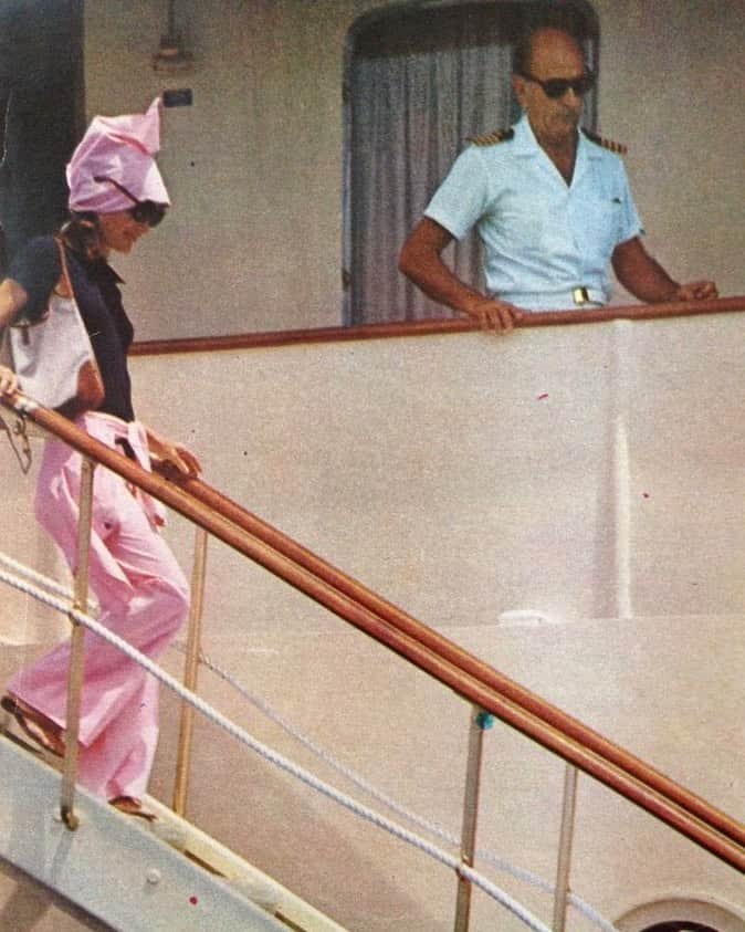 シー ニューヨークさんのインスタグラム写真 - (シー ニューヨークInstagram)「Jackie Kennedy disembarking the Christina #outfitinspo #summerholiday」8月9日 20時02分 - seanewyork
