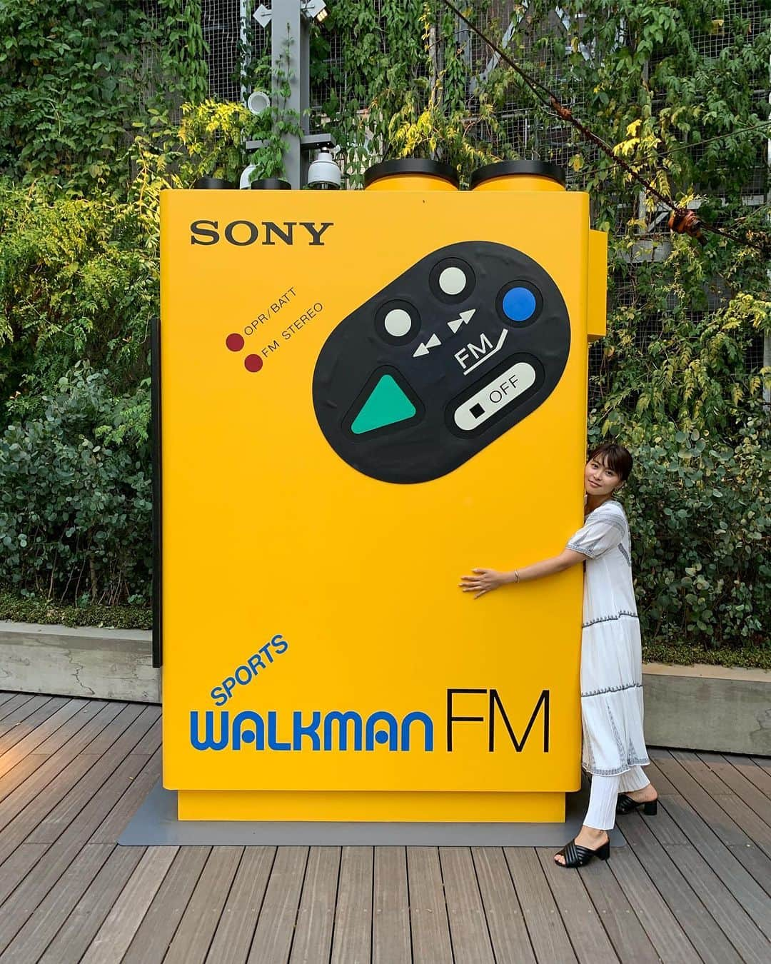 三原勇希さんのインスタグラム写真 - (三原勇希Instagram)「GINZA Sony Parkの展示「WALKMAN IN THE PARK」がすごく良かった。ウォークマン発売 ー"音楽が歩き出した日"から40年。各年に発売された40台のウォークマンに入っているのは、40人分の思い出。そうそう音楽の良いところの一つってこれだよな、個人的な思い出がセットになっちゃうとこだよなぁって再確認。カッコいい！ってビビッと来る曲は勿論だけど、知らない人の知らない曲が、出会い方によって突然心にぶっ刺さったりもする。何時間でも居られそうな展示でした。今も実家にあるMDウォークマンも展示されてた。ツタヤのランキング上位と、クラスで順番に回ってきたCDと、母の趣味に影響されたジャニーズとをごっちゃに入れたごく普通？の中学生でした。#mywalkman 展示は9/1まで。」8月9日 20時02分 - yuukimeehaa