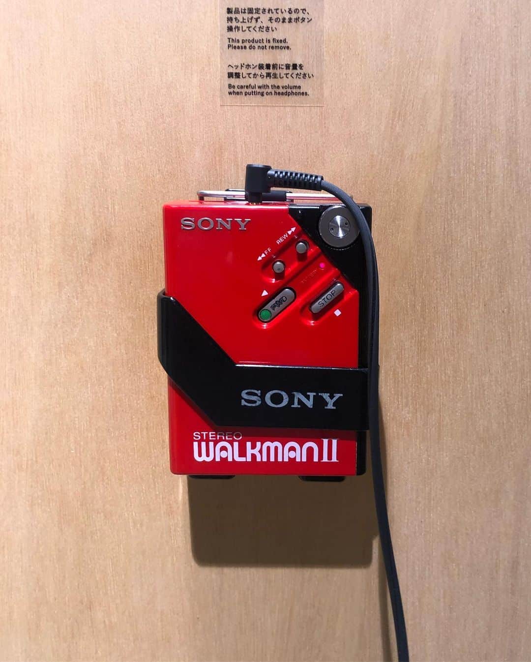 三原勇希さんのインスタグラム写真 - (三原勇希Instagram)「GINZA Sony Parkの展示「WALKMAN IN THE PARK」がすごく良かった。ウォークマン発売 ー"音楽が歩き出した日"から40年。各年に発売された40台のウォークマンに入っているのは、40人分の思い出。そうそう音楽の良いところの一つってこれだよな、個人的な思い出がセットになっちゃうとこだよなぁって再確認。カッコいい！ってビビッと来る曲は勿論だけど、知らない人の知らない曲が、出会い方によって突然心にぶっ刺さったりもする。何時間でも居られそうな展示でした。今も実家にあるMDウォークマンも展示されてた。ツタヤのランキング上位と、クラスで順番に回ってきたCDと、母の趣味に影響されたジャニーズとをごっちゃに入れたごく普通？の中学生でした。#mywalkman 展示は9/1まで。」8月9日 20時02分 - yuukimeehaa