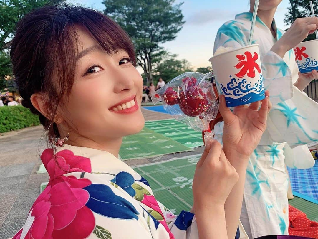 岩本恵美加さんのインスタグラム写真 - (岩本恵美加Instagram)「❁┈༚༝ 蓮華寺池公園で行われた藤枝花火大会✨ 今年もお友達が誘ってくれました☺️ ㅤㅤ プライベートで浴衣着たの何年ぶりだろう💕 素敵な夏の思い出の一つになりました🥰 ㅤㅤ 誘ってくれてありがとう♡ ㅤㅤ #蓮華寺池公園 #藤枝花火大会 #藤枝 #花火大会 #花火 #浴衣 #浴衣ヘア #浴衣ヘアアレンジ #浴衣着付け #りんご飴 #かき氷 #夏祭り #お祭り #yukata #fireworks #fujieda #summervacation #summer #summerfestival #photo」8月9日 20時03分 - emk_iwmt