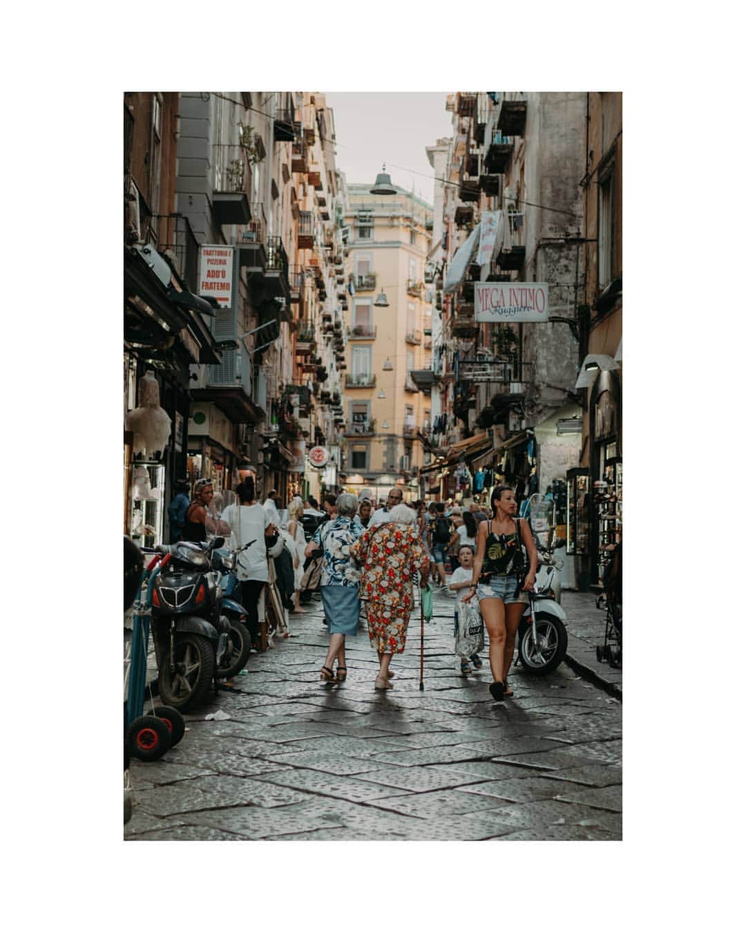 Putri Anindyaさんのインスタグラム写真 - (Putri AnindyaInstagram)「Napoli street scenes // never crossed my mind that i will be here in Napoli. I always love Italy but this city was not on my list. Until @capra311 granted my request to see Pompeii ans Positano. He said it would be a shame if we didn't see Napoli. So we visited this city and I ended up having one of my most vivid memories there. I don't really have a good experience there but somehow when I looked back into the pictures that I took, I want to come back.」8月9日 20時05分 - puanindya
