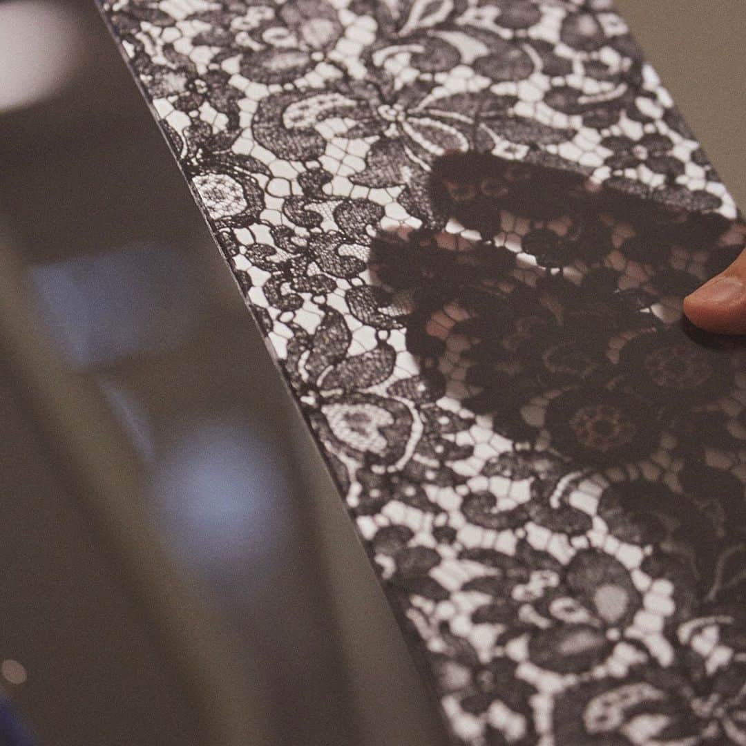 ドルチェ&ガッバーナさんのインスタグラム写真 - (ドルチェ&ガッバーナInstagram)「Extracting the temples that will construct this pair of #DGEyewear is an intricate process that highlights the masterful craftsmanship of Dolce&Gabbana artisans.  #DGFattoAMano」8月9日 20時06分 - dolcegabbana