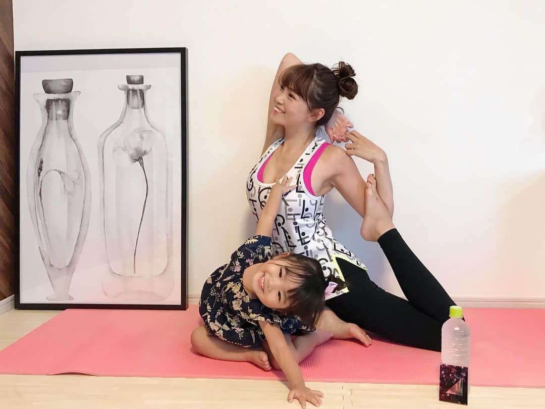 河内麻沙美さんのインスタグラム写真 - (河内麻沙美Instagram)「#yoga . . おうちで過ごす日は、たまにはヨガを💓 最近LILIもポーズを真似してきて、それがたまらなく可愛いの〜🥺❤️ このポーズはLILIには難しかったみたい😂😂 . ナチュラルに簡単にツヤメイクができる「コフレドール　マルチデザイニング パレット」でメイクしたよ✨ 4色ともチーク・リップ・ハイライト・アイシャドウとして どの部位にも自由に使えるから、便利👍 . これ一個でほぼメイクが完成しちゃう🥰 2019年9月1日に数量限定発売されるよ〜💛 . #コフレドール#coffretdor #夜空ツヤ#twinklenightcollection#yoga #夜空ツヤメイク #マルチデザイニングパレット #pr #メイク#ヨガ#ナチュラルメイク#ママ#ママヨガ#ベビーヨガ#ナチュラル#ママメイク」8月9日 20時06分 - masamikouchi