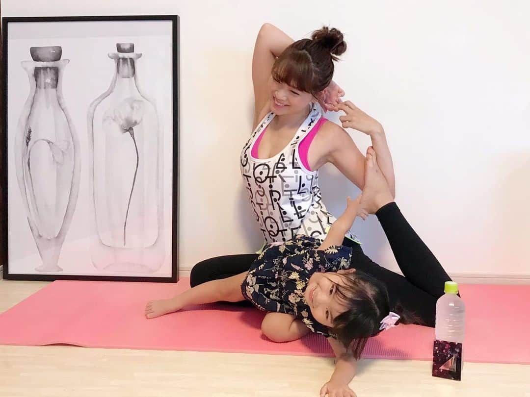 河内麻沙美さんのインスタグラム写真 - (河内麻沙美Instagram)「#yoga . . おうちで過ごす日は、たまにはヨガを💓 最近LILIもポーズを真似してきて、それがたまらなく可愛いの〜🥺❤️ このポーズはLILIには難しかったみたい😂😂 . ナチュラルに簡単にツヤメイクができる「コフレドール　マルチデザイニング パレット」でメイクしたよ✨ 4色ともチーク・リップ・ハイライト・アイシャドウとして どの部位にも自由に使えるから、便利👍 . これ一個でほぼメイクが完成しちゃう🥰 2019年9月1日に数量限定発売されるよ〜💛 . #コフレドール#coffretdor #夜空ツヤ#twinklenightcollection#yoga #夜空ツヤメイク #マルチデザイニングパレット #pr #メイク#ヨガ#ナチュラルメイク#ママ#ママヨガ#ベビーヨガ#ナチュラル#ママメイク」8月9日 20時06分 - masamikouchi