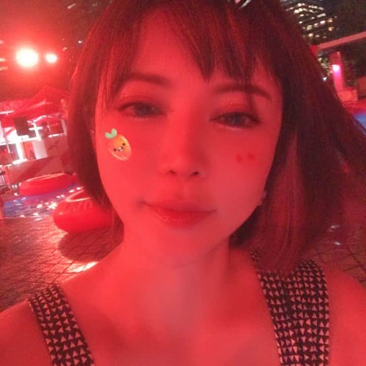 里美ゆりあのインスタグラム：「ナイトプールパート2 今回はchampagneがあって飲んだら眠いちゃんになる始末(´∀｀) 夏風邪皆様お気を付けて❤️ あさみんと久々遊ぶから楽しい〜(((o(*ﾟ▽ﾟ*)o)))♡ #ナイトプール#小川あさみ#里美ゆりあ#friends#girl#nigh#pool」