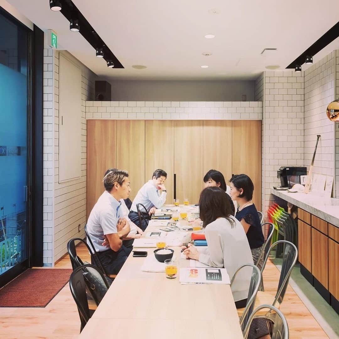 山本聖途さんのインスタグラム写真 - (山本聖途Instagram)「この度、メリックス株式会社様とサポート契約を締結致しました。  競技をしていく中で、唯一の不安要素であった食事の面でのサポートをして頂けることになりました😊  TOKYO2020に向け、より一層気が引き締まる思いです。  これからメニューを提供して頂いて自炊をしていくので時々アップするかと思います！  #Repost @meryx_inc with @get_repost ・・・ 来夏の大会出場を目指し、山本聖途(やまもと せいと)選手とサポート契約‼ 〜MERYX Lab.の挑戦!世界と戦う食トレ〜  スポーツ栄養をテーマとした事業分野にも力を入れているMERYX。60周年を 機に、2018年に日本選手権 優勝、アジア競技大会で大会記録更新し日本勢12年ぶりの金メダル獲得の快挙を成し遂げた棒高跳び選手である山本聖途(やまもと せいと)選手とサポート契約を締結したことを、 ここに発表させて頂きます❣  アスリートにとって、パフォーマンスUPや予防、リカバリーなど健康管理面でも「食」の管理は重要。今後は、スポーツ栄養のノウハウを活用して、日々の 食生活サポート、トレーニングメニューに合ったレシピの提供など食事面からのサポートを行って参ります💪✨ #meryx #メリックス株式会社 #tokyo2020 #山本聖途 #陸上 #棒高跳び #hondaestilo  #polevault #athlete #support #食トレ #スポーツ栄養 #アスリート #おいしいしあわせ #生きるエネルギー #60周年 #世界中へおいしいしあわせを #bignews」8月9日 20時09分 - seit6.yam