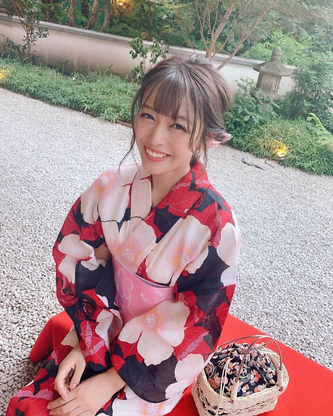 石倉侑芽さんのインスタグラム写真 - (石倉侑芽Instagram)「浴衣デート👘💓 . 先週みちゃ @misamisa014 と 浴衣でお出かけしました☺️ 着付けとヘアはみちゃがやってくれたの🌸 浴衣はおばあちゃんと一緒に 生地から選んで仕立ててもらったもの☺️ ハッキリした色と大柄が好き🌹 . 花火大会の予定だったけど、 暑さと人混みに負けて都内ぶらりに🤣 目黒にある#雅叙園 でのんびり💓 . #浴衣#浴衣デート#目黒#雅叙園で浴衣#夏」8月9日 20時11分 - yume8115