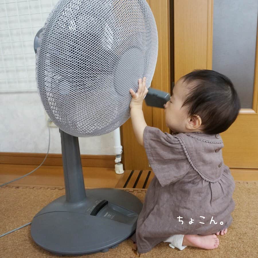 makikoさんのインスタグラム写真 - (makikoInstagram)「❤︎ ことちゃん、オモチャよりもリモコンに夢中。👶🏻✨ ．  扇風機のリモコンが好きすぎて、目についたら触りにいく（笑） ．  そして何故かいつも扇風機を止める😅 暑いからやめてー💦（笑） ．  #リモコン大好き #本体からいつも外す #リモコンとカバンの中漁ることが大好き #ようやく髪がなびくようになりました #0歳 #生後11ヶ月 #赤ちゃん #女の子 #親バカ部」8月9日 20時22分 - batako93