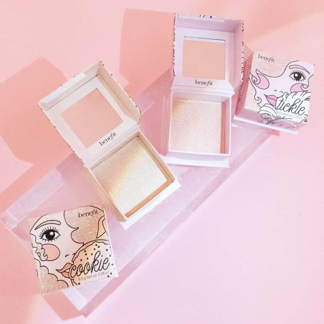 Benefit Cosmetics UKさんのインスタグラム写真 - (Benefit Cosmetics UKInstagram)「NEW IN & EXCLUSIVE ✨ Our fave highlighters #cookie & #tickle are now available in single Boxo's 😱 you can get them before everyone else now at @lookfantastic 💅 Double tap if you NEED them now ✨ #benefit #beauty #highlighter . . . 📷 Image Description: Cookie and Tickle highlighters on a pink background with a rainbow prism.」8月9日 20時16分 - benefitcosmeticsuk