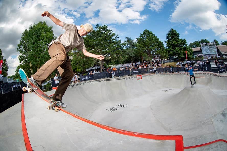 Vans Skateさんのインスタグラム写真 - (Vans SkateInstagram)「Get a voyeuristic sneak peek of the new @Vans x Cosanostra Skatepark de Challes with this @AAcostaa photo gallery from the @VansParkSeries Pro Tour practice. Watch all the semifinal action live starting now with @Greyson_Fletcher on @Twitch (twitch.tv/vans), youtube.com/vansparkseries, or facebook.com/vansparkseries」8月9日 20時17分 - vansskate