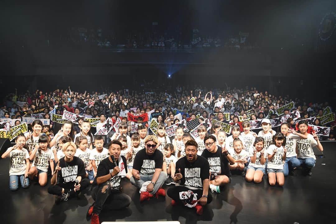 のインスタグラム：「遅くなりましたが改めて。 7/29 ビーグルクルー LIVE TOUR 2019 天下泰成 FINAL 〜Zepp Fukuoka 夏の陣〜  本当にありがとうございました。 かつてバンバンやってたZeppのステージでワンマンができなくなって、もちろんゴールではないけど、やっとの想いで再び這い上がったステージでした。 . クラウドファンディングで目標金額に到達しなければ 見ることの出来ない景色でした。本当に皆さんに立たせてもらったステージでした。 . 未だに言われます。 「クラウドファンディング、無理と思ってたよ」 え？俺は1mmも思いませんでした。 俺が諦めたら終わりですもん。 . 未だに言われます。 「どこかの企業の社長さんが60万のリターンに入れてくれたんやろ？」 まぁきっとそういう目でしか物事見れない時代の人なんでしょう。 全く違います。 . このステージに上がるまでに本当に色々あった。 頭おかしくなるほどでした。 周りにもたくさん迷惑かけました。 それでもたくさんの方が応援してくれました。 こんな時に寄り添ってくれる方々が本当の仲間、家族のような存在だと思いました。 . ステージ上では DJやってくれた KAZRUくん @kazru0820  FUKUOKA CITY フィーチャリングの KMCくん @kmc_ningen  そして 悟(FREAK) @freak_satoru  本当彼らとリハや製作してる時間は色々な嫌なことを忘れられた。 . それ以外にたくさんの人。 裏方は名前を出さないから裏方なんですが、本当に寄り添って助けてくれた方々に感謝感謝です。 . なんとかしようと頑張ったからなんとかなるやろって言えた！ . また更に最高の景色をみんなで見れたらなと思いました。 これから時代の変化とともに色々変わっていくこともあるかと思いますが。 今度ともよろしくお願いします。  #ビーグルクルー #Zepp #FUKUOKA #福岡 #ワンマン #応援ソング」