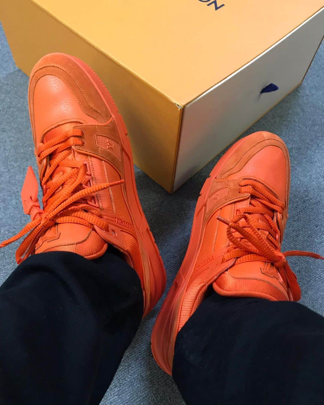 Kayzabroのインスタグラム：「Today’s kicks  LVトレーナー シカゴ限定トリプルオレンジ🔥 #louisvuitton #lvtrainer #chicagoexclusive #mca」