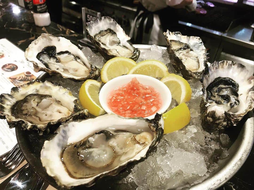 のインスタグラム：「プーケットで生牡蠣食べるなら パトンビーチ近くのジャンセイロンの向かいのセントラルっていうデパートの地下のフードコートがおすすめ‼️デパ地下食材を目の前で調理してくれるよ☺️ #デパ地下グルメ#ディナー」