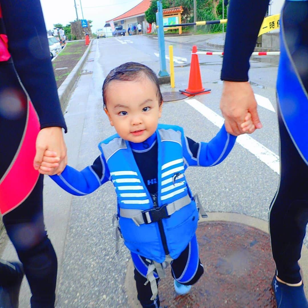 大西暁子さんのインスタグラム写真 - (大西暁子Instagram)「人生初のウェットスーツを着て﻿ 海に向かったたまちゃん🏖﻿ ﻿ 保育園では、プールの時間はいつも嫌がっていると聞いていたので、ギャン泣き覚悟😏﻿ ﻿ しかし、最初は怯えつつも海に入っちゃえば﻿ 私たちも驚くほどの楽しみっぷり🙄え、﻿ ﻿ 以外すぎた！﻿ 新しいたまちゃんの顔を見ることが出来たよー！﻿ ﻿ ははちちも安心してお魚の餌やりできたー﻿ みんなたのしー🐠いーえーい﻿ ﻿ #夏休み﻿ #シュノーケリング #開花した息子 #インストラクターさんめちゃフレンドリー #たくさんの写真を撮ってくれました」8月9日 20時33分 - akiko_onishi11