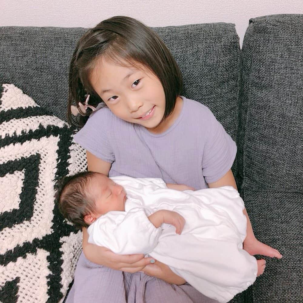 Kikuno Sayumiさんのインスタグラム写真 - (Kikuno SayumiInstagram)「〻ceremony dress〻 ・ ・ ・ 👼🏻 𓍼 ・ 今日無事退院したよー♡♡ ・ 私がいた病院は赤ちゃんは新生児室にずっといて、授乳の時だけ行ってお世話するシステム。 ・ だから、パパと娘は産まれた時にちょっと触ったぐらいで抱っこも出来なかったから早く抱っこしてもらいたかった🥺 ・ 娘は、抱っこしたりオムツチェックしたり、ミルクあげたり🍼.･* ・ とにかくすんごい可愛いがってくれてる！その姿が嬉しすぎて♥︎産んでよかった〜😂 ・ ・ ・ #令和ベビー#ママ#男の子ママ#新生児#baby#newborn #justborn#里帰りしない出産 #令和元年ベビー#セレモニードレス #退院着 #退院#退院報告#ceremonydress」8月9日 20時33分 - sayumikikuno
