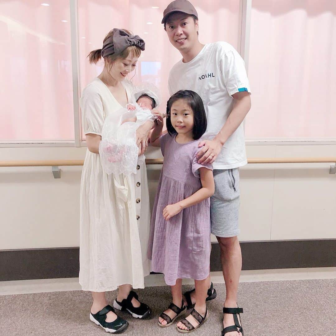 Kikuno Sayumiさんのインスタグラム写真 - (Kikuno SayumiInstagram)「〻ceremony dress〻 ・ ・ ・ 👼🏻 𓍼 ・ 今日無事退院したよー♡♡ ・ 私がいた病院は赤ちゃんは新生児室にずっといて、授乳の時だけ行ってお世話するシステム。 ・ だから、パパと娘は産まれた時にちょっと触ったぐらいで抱っこも出来なかったから早く抱っこしてもらいたかった🥺 ・ 娘は、抱っこしたりオムツチェックしたり、ミルクあげたり🍼.･* ・ とにかくすんごい可愛いがってくれてる！その姿が嬉しすぎて♥︎産んでよかった〜😂 ・ ・ ・ #令和ベビー#ママ#男の子ママ#新生児#baby#newborn #justborn#里帰りしない出産 #令和元年ベビー#セレモニードレス #退院着 #退院#退院報告#ceremonydress」8月9日 20時33分 - sayumikikuno