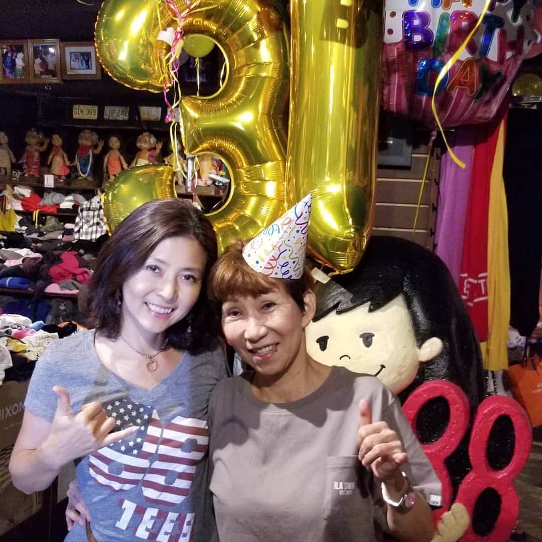 瀬川慶のインスタグラム：「Happy Anniversary @88teesofficial  8/8はヤヤのお誕生日。31周年記念スゴイ! #hawaii #aloha #waikiki #88teesofficial #kalakauaave #respectwomen #ハワイ #アロハ #ワイキキ #カラカウア通り #88ティーズ」