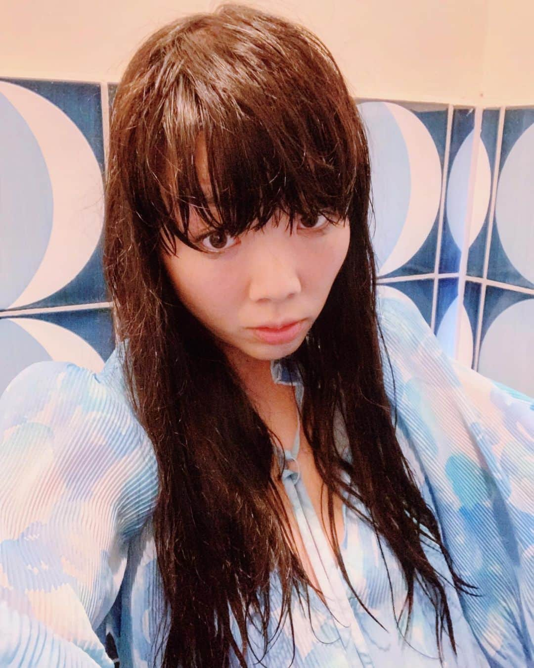 スージー・ロウさんのインスタグラム写真 - (スージー・ロウInstagram)「Got a poker straight blow dry yesterday afternoon Stood in Wes Anderson-esque pastel symmetry for one pristine moment  Wrecked the hair within an hour in the pouring rain for the @Ganni #GanniDoubleLove finale to @momomoyouth  Danced off the cold for the rest of the evening whilst drinking gin and kombucha Copenhagen, you’ve been grand as always ✔️✔️✔️🇩🇰🇩🇰🇩🇰」8月9日 20時37分 - susiebubble