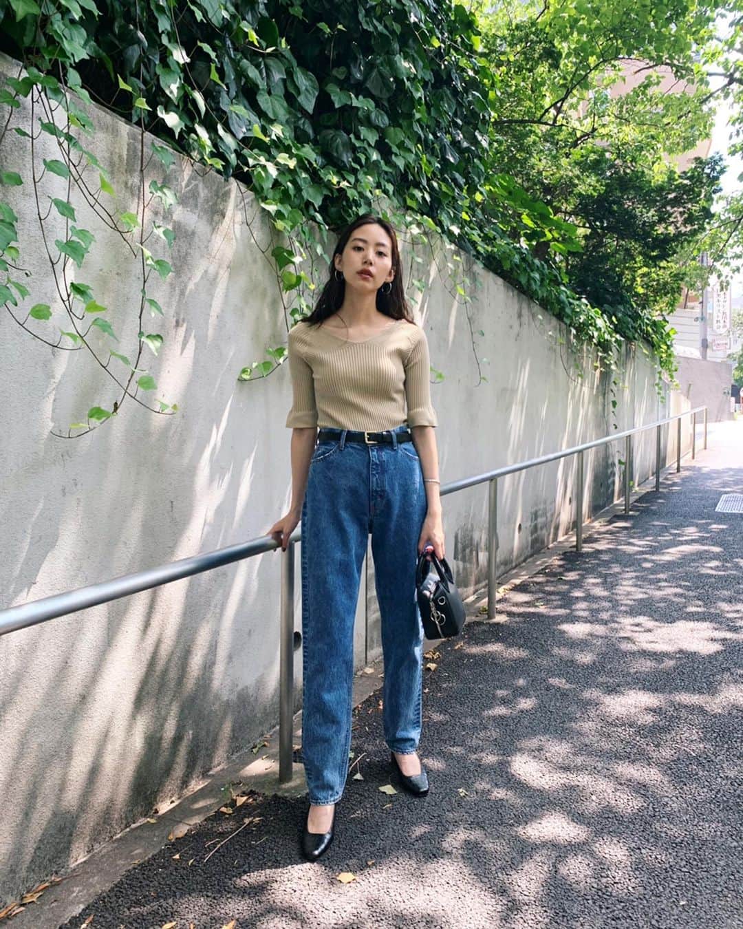 Shiho Sasakiのインスタグラム：「NEW STANDARD JEANS👖 じわじわと気になっていたケミカルジーンズ✨ 古着屋さんにも売ってるけど、意外とコレ！っていう色味に出会えないんですよね。。 MOUSSYのケミカルテーパードは絶妙な加工感で、大人でも履けるから嬉しい👏 さらに大好きなハイウエストシルエット❤️ コンパクトTOPSをINして着ると 脚がすらっと長くみえます💯 #MOUSSY#MOUSSYSNAP#MOUSSY JEANS」